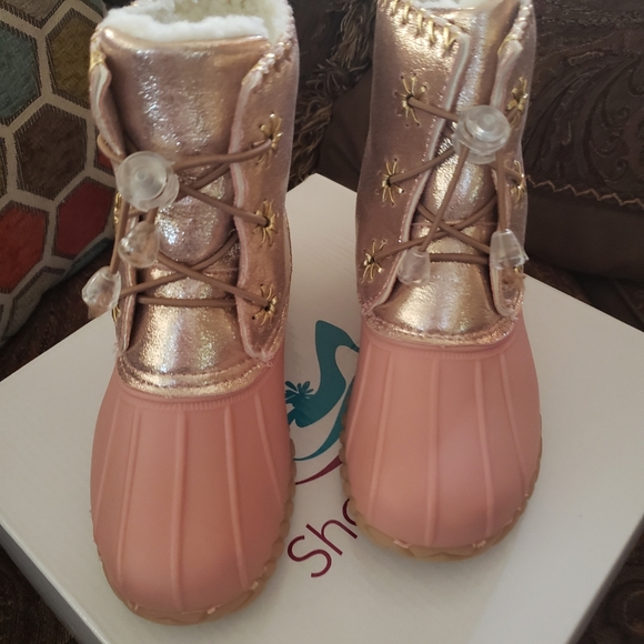 NEW** GIRLS RODE GOLD DUCK BOOTS - Picture 6 of 8